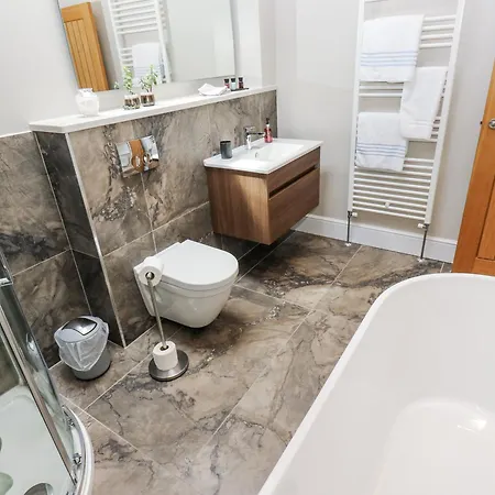 Crane Field Laithe بيت للعطل