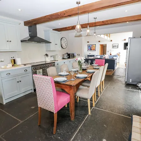 Crane Field Laithe بيت للعطل